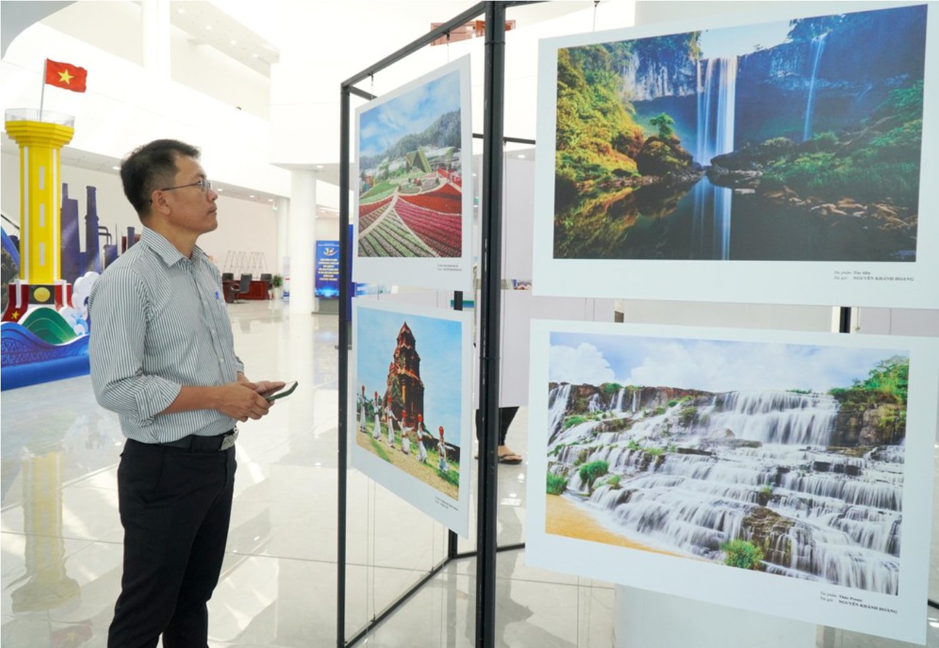 Đại biểu tham quan khu vực triển lãm ảnh. Ảnh: Lê Phước Ngọc - TTXVN Đại biểu tham quan khu vực triển lãm ảnh. Ảnh: Lê Phước Ngọc - TTXVN