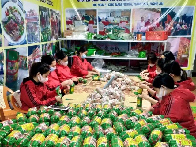 Sản phẩm Giò bề của cơ sở sản xuất Sơn Cẩm tại xã Nam Đàn. Sản phẩm Giò bề của cơ sở sản xuất Sơn Cẩm tại xã Nam Đàn.