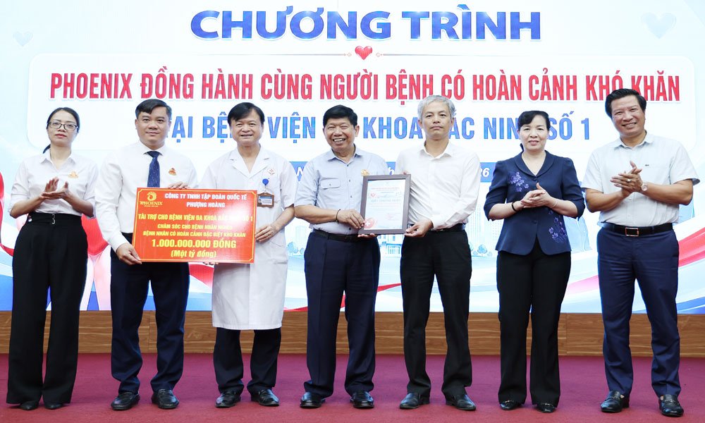 Lãnh đạo Công ty trách nhiệm hữu hạn Tập đoàn Quốc tế Phượng Hoàng trao biển tượng trưng tài trợ 1 tỷ đồng chăm sóc bệnh nhân nghèo cho Bệnh viện Đa khoa Bắc Ninh số 1. Lãnh đạo Công ty trách nhiệm hữu hạn Tập đoàn Quốc tế Phượng Hoàng trao biển tượng trưng tài trợ 1 tỷ đồng chăm sóc bệnh nhân nghèo cho Bệnh viện Đa khoa Bắc Ninh số 1.