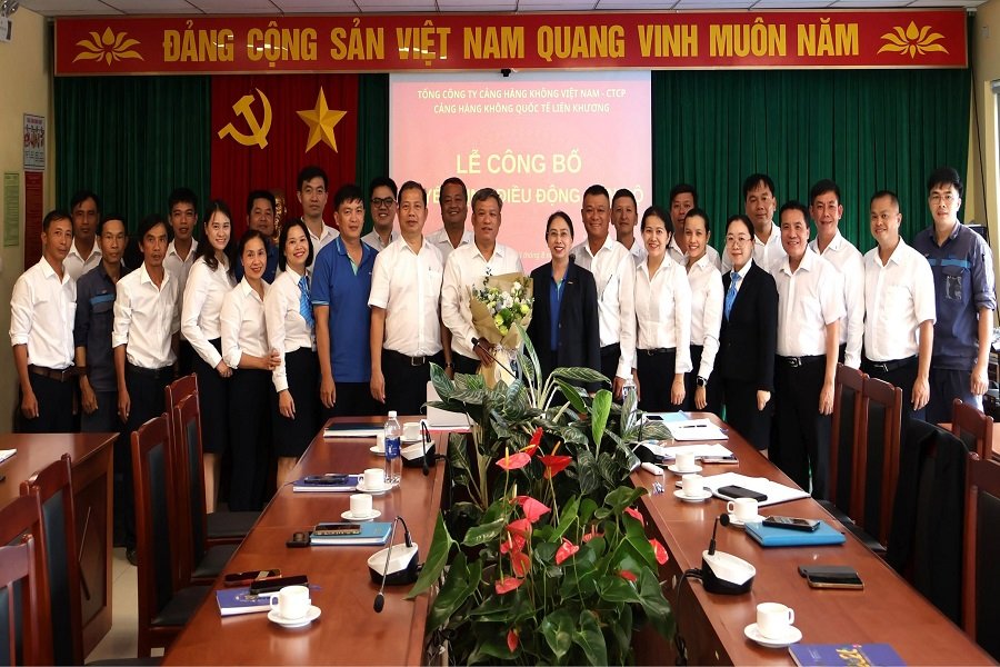 B&agrave; Nguyễn Thị Hồng Phượng, &ocirc;ng Nguyễn Văn Hưng c&ugrave;ng to&agrave;n thể c&aacute;n bộ thuộc Cảng HKQT Li&ecirc;n Khương.