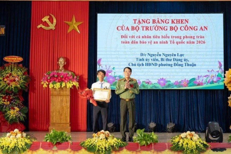 Thứ trưởng L&ecirc; Quốc H&ugrave;ng tặng Bằng khen của Bộ C&ocirc;ng an cho đồng ch&iacute; Nguyễn Nguy&ecirc;n Lực - Tỉnh ủy vi&ecirc;n, B&iacute; thư Đảng ủy, Chủ tịch HĐND phường Đồng Thuận c&oacute; th&agrave;nh t&iacute;ch xuất sắc trong phong tr&agrave;o To&agrave;n d&acirc;n bảo vệ ANTQ