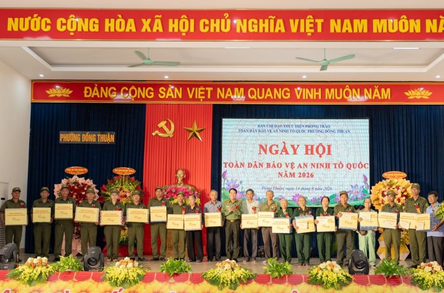 Thượng tướng L&ecirc; Quốc H&ugrave;ng tặng qu&agrave; cho cho c&aacute;c c&aacute; nh&acirc;n, gia đ&igrave;nh c&oacute; th&agrave;nh t&iacute;ch trong phong tr&agrave;o v&agrave; c&aacute;c gia đ&igrave;nh c&oacute; ho&agrave;n cảnh kh&oacute; khăn