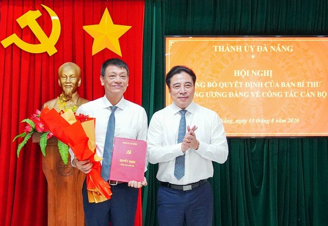 Ph&oacute; B&iacute; thư Thường trực Th&agrave;nh ủy Nguyễn Khắc To&agrave;n trao quyết định của Ban B&iacute; thư cho &ocirc;ng Nguyễn H&agrave; Nam. Ảnh: M.Q