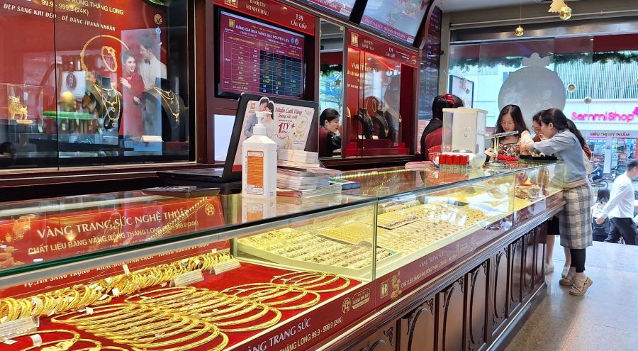 Hoạt động kinh doanh vàng, bạc trên địa bàn Hà Nội sẽ được tăng cường kiểm tra, giám sát nhằm kịp thời phát hiện và xử lý các vi phạm. Hoạt động kinh doanh vàng, bạc trên địa bàn Hà Nội sẽ được tăng cường kiểm tra, giám sát nhằm kịp thời phát hiện và xử lý các vi phạm.