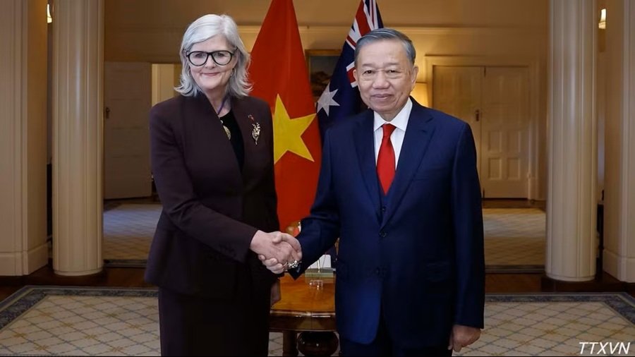 Tổng B&iacute; thư, Chủ tịch nước T&ocirc; L&acirc;m v&agrave; To&agrave;n quyền Australia Sam Mostyn tại Lễ đ&oacute;n. (Ảnh: TTXVN)