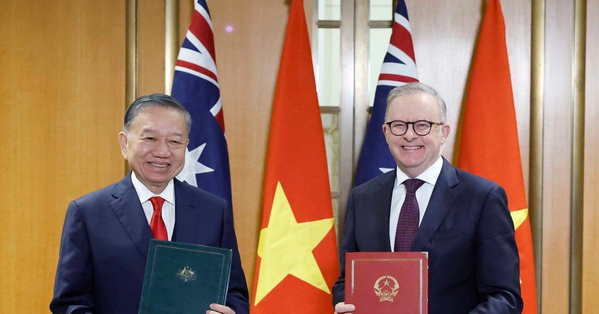Tổng B&iacute; thư, Chủ tịch nước T&ocirc; L&acirc;m v&agrave; Thủ tướng Australia Anthony Albanese trao Tuy&ecirc;n bố chung. (Ảnh: TTXVN)