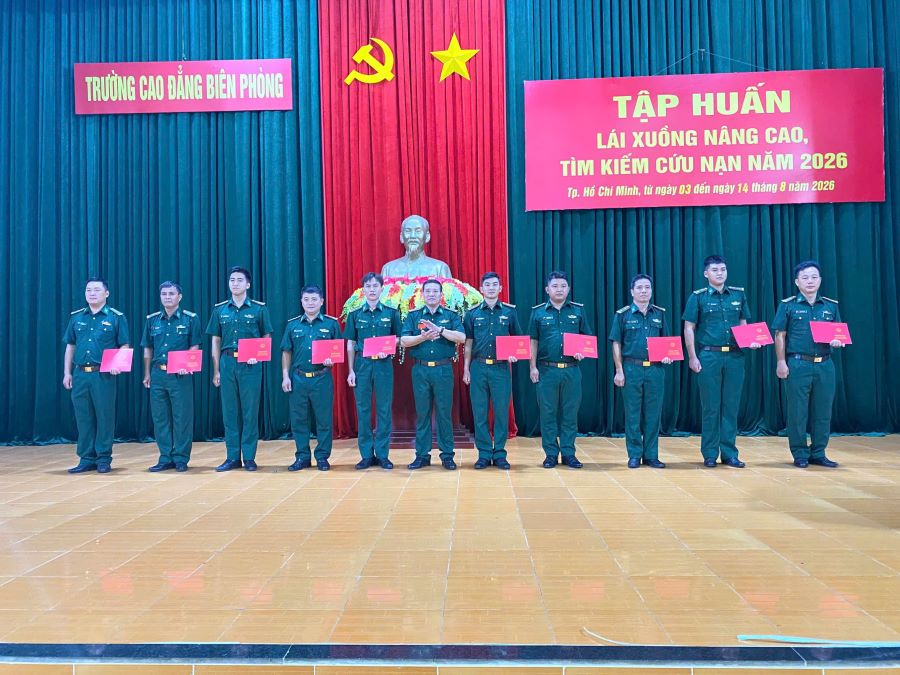 Kết thúc lớp tập huấn 100% học viên được trao giấy chứng nhận trong đó có 41 đồng chí đạt loại giỏi. Kết thúc lớp tập huấn 100% học viên được trao giấy chứng nhận trong đó có 41 đồng chí đạt loại giỏi.