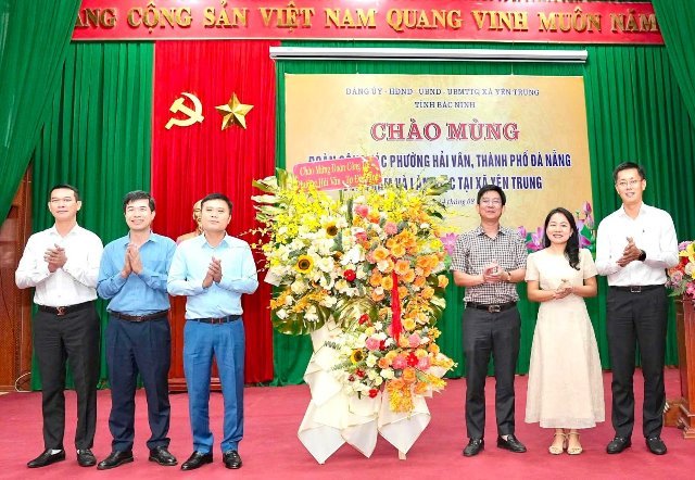 L&atilde;nh đạo hai địa phương.
