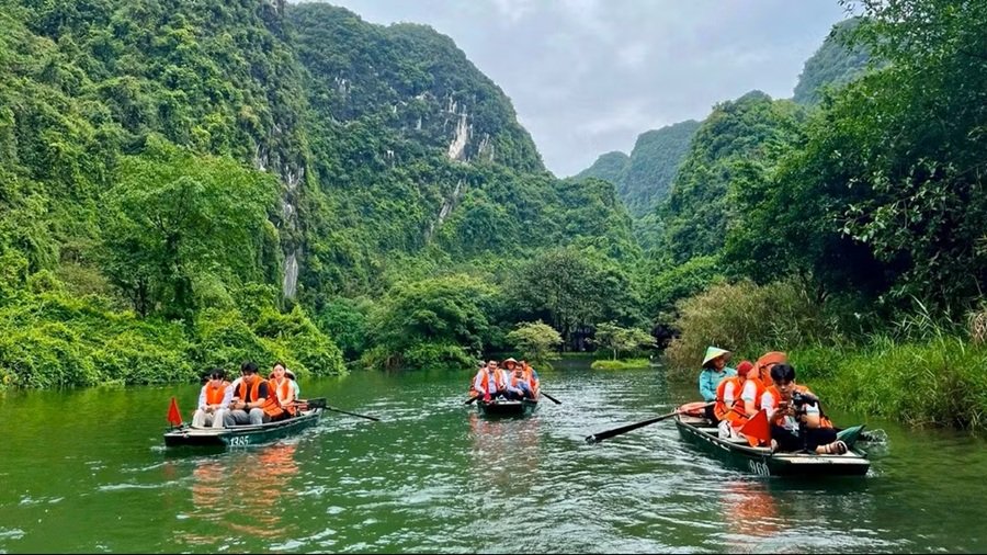 Du khách tham quan Tràng An, Ninh Bình. (Ảnh: HOÀNG TRƯỜNG) Du khách tham quan Tràng An, Ninh Bình. (Ảnh: HOÀNG TRƯỜNG)