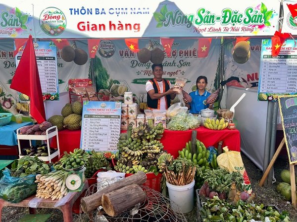 Một gian trưng bày trong “Không gian Văn hóa – Chợ phiên Đông Khánh Sơn” tháng 8 năm 2026. Một gian trưng bày trong “Không gian Văn hóa – Chợ phiên Đông Khánh Sơn” tháng 8 năm 2026.