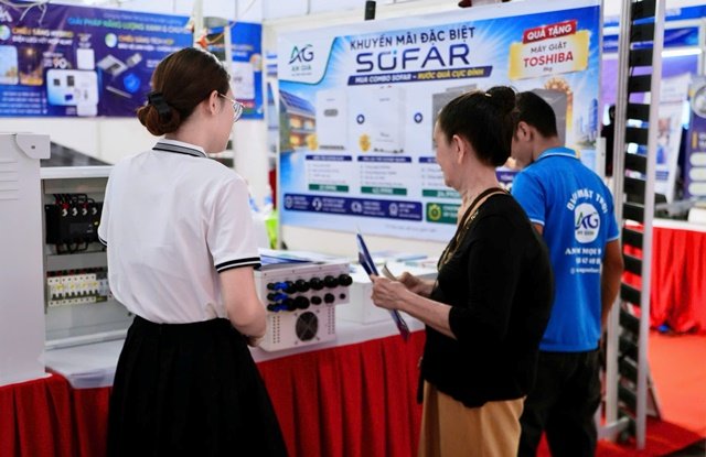 Kh&aacute;ch tham quan trải nghiệm c&aacute;c giải ph&aacute;p c&ocirc;ng nghệ tại khu vực trưng b&agrave;y.