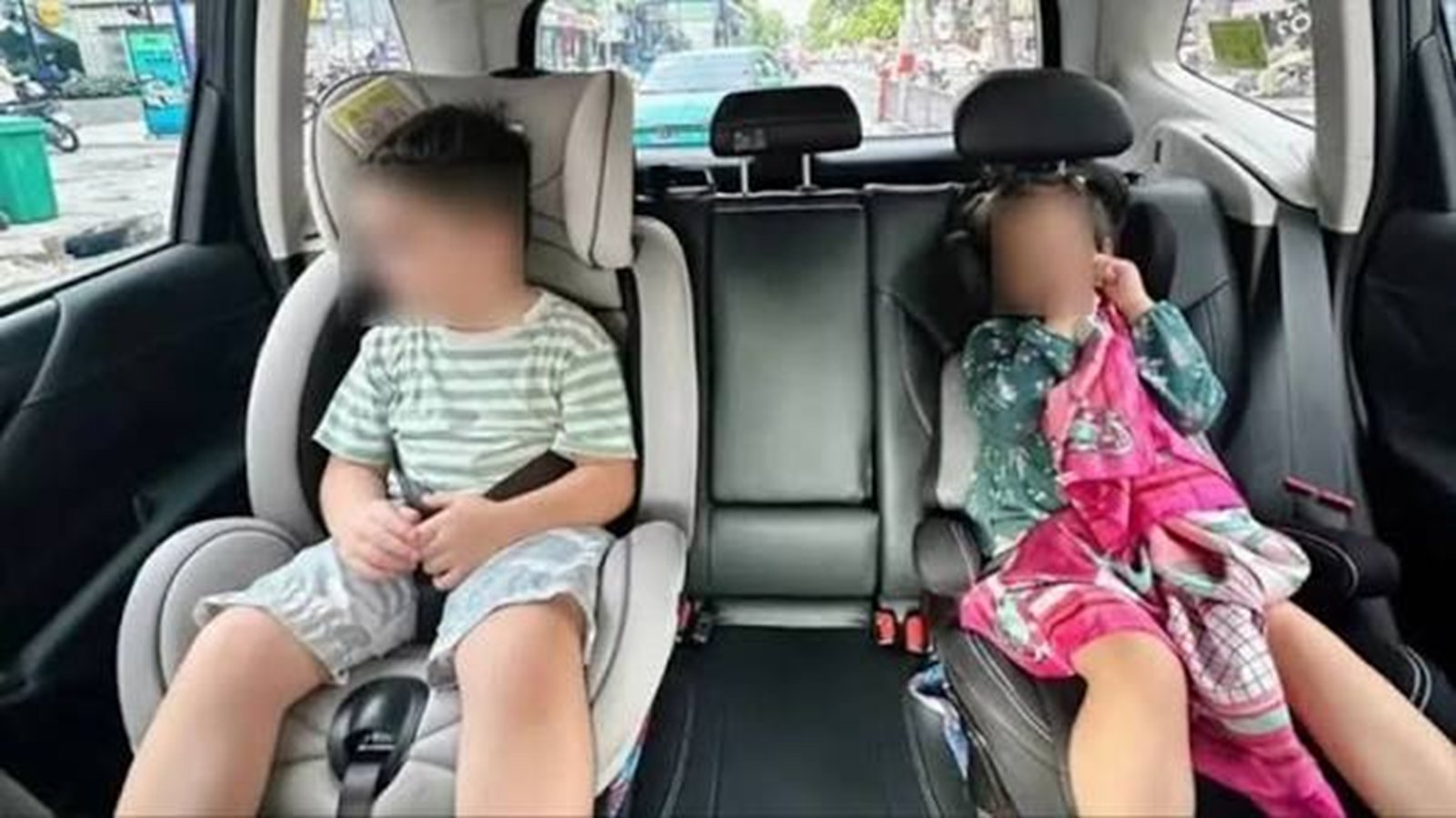 Phạt cảnh c&aacute;o khi chở trẻ dưới 10 tuổi kh&ocirc;ng c&oacute; ghế trẻ em