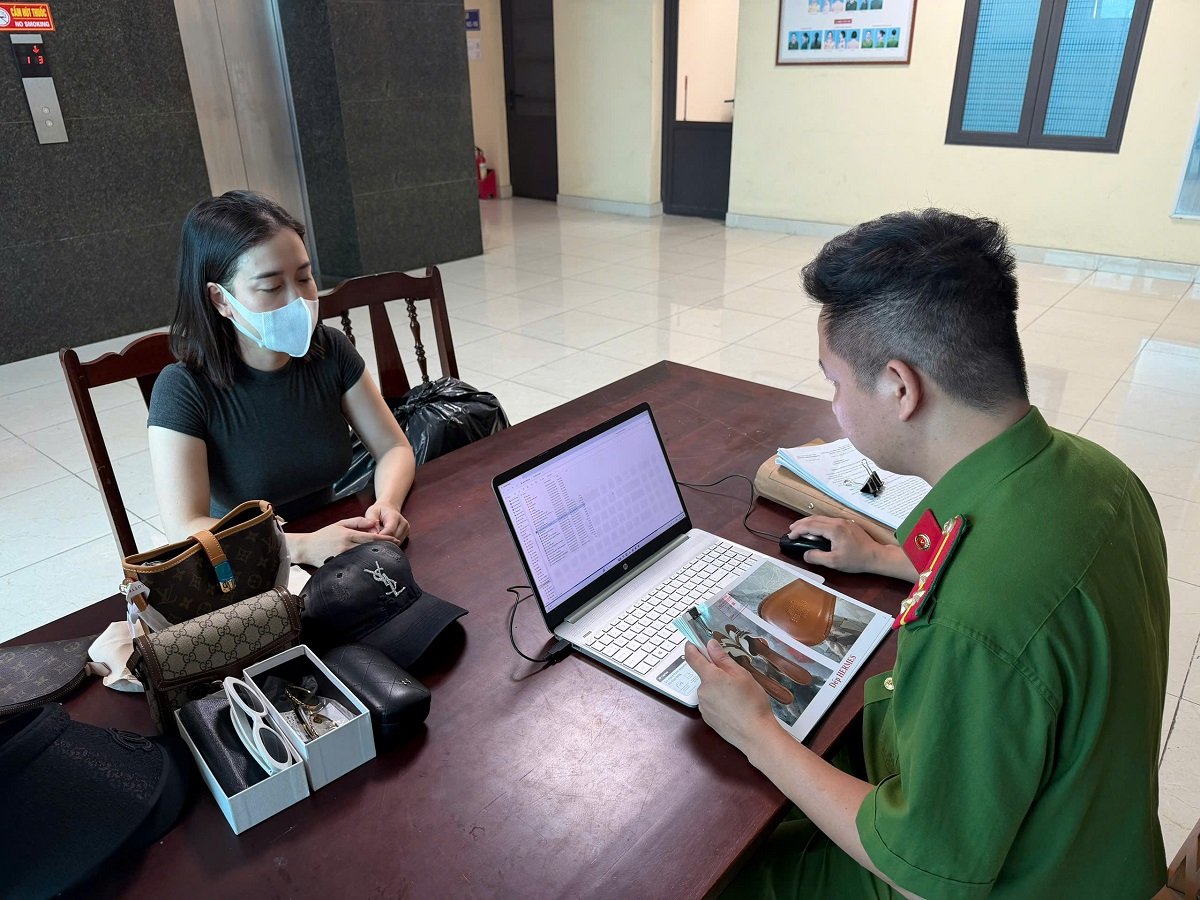 Lực lượng chức năng làm việc với đối tượng Đỗ Thúy Giang. Ảnh: Công an Phú Thọ Lực lượng chức năng làm việc với đối tượng Đỗ Thúy Giang. Ảnh: Công an Phú Thọ
