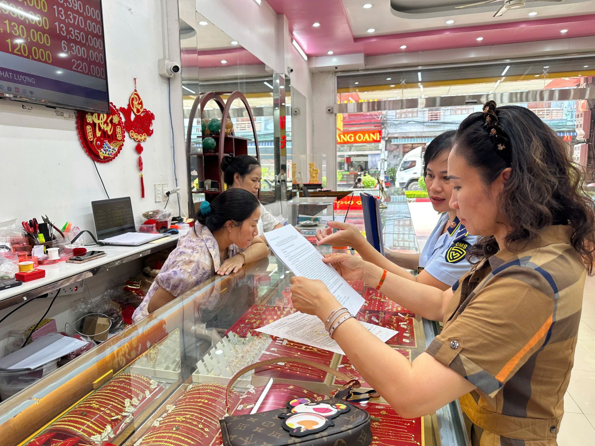 Đội Quản l&yacute; thị trường số 6 tỉnh Th&aacute;i Nguy&ecirc;n Tăng cường ph&ograve;ng, chống rửa tiền tại c&aacute;c cơ sở kinh doanh v&agrave;ng bạc, đ&aacute; qu&yacute; tr&ecirc;n địa b&agrave;n quản l&yacute;