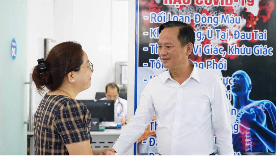 Ông Nguyễn Minh Bình, Bí thư Đảng ủy phường Biên Hòa thăm hỏi người dân tại điểm khám. Ảnh: Thành Đạt Ông Nguyễn Minh Bình, Bí thư Đảng ủy phường Biên Hòa thăm hỏi người dân tại điểm khám. Ảnh: Thành Đạt