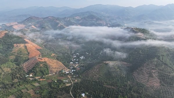 Xã Đông Khánh Sơn nhìn từ đỉnh đèo Khánh Sơn Xã Đông Khánh Sơn nhìn từ đỉnh đèo Khánh Sơn