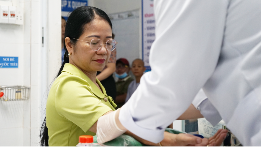Bà Phạm Thị Mỹ Phương - Uỷ viên Thường vụ Đảng uỷ, Quyền Chủ tịch UBND phường Biên Hòa tham gia khám sức khỏe. Ảnh: Thành Đạt Bà Phạm Thị Mỹ Phương - Uỷ viên Thường vụ Đảng uỷ, Quyền Chủ tịch UBND phường Biên Hòa tham gia khám sức khỏe. Ảnh: Thành Đạt