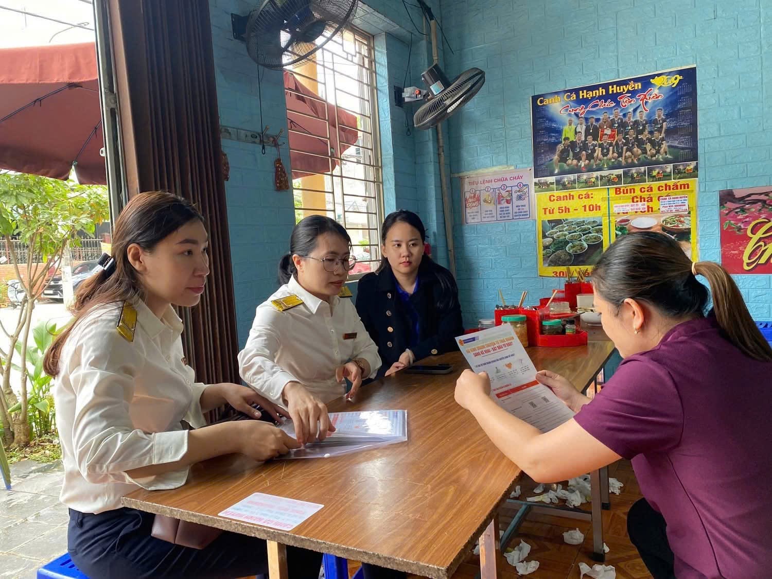 Công chức Thuế tỉnh Điện Biên tuyên truyền chính sách thuế mới tới hộ kinh doanh. Ảnh: dienbien.gdt.gov.vn Công chức Thuế tỉnh Điện Biên tuyên truyền chính sách thuế mới tới hộ kinh doanh. Ảnh: dienbien.gdt.gov.vn