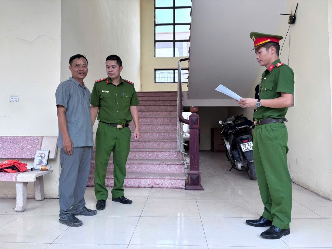 C&ocirc;ng an tỉnh Bắc Ninh tống đạt Quyết định khởi tố bị can đối với Nguyễn Quang Thiều. Ảnh: C&ocirc;ng an Bắc Ninh