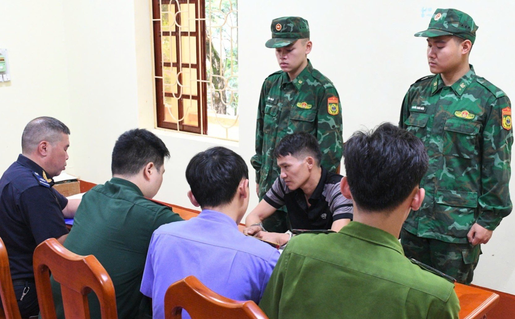 Làm việc với lực lượng chức năng, đối tượng Nguyễn Văn Đức khai nhận hành vi phạm tội. Ảnh: Bộ đội Biên phòng tỉnh Lạng Sơn Làm việc với lực lượng chức năng, đối tượng Nguyễn Văn Đức khai nhận hành vi phạm tội. Ảnh: Bộ đội Biên phòng tỉnh Lạng Sơn