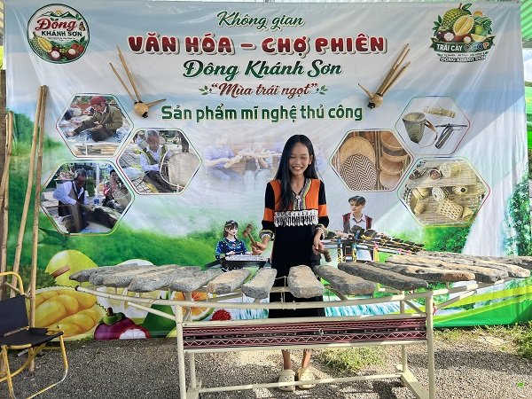 Biểu diễn Đàn Đá Khánh sơn tại “Không gian Văn hóa – Chợ phiên Đông Khánh Sơn” tháng 8 năm 2026. Biểu diễn Đàn Đá Khánh sơn tại “Không gian Văn hóa – Chợ phiên Đông Khánh Sơn” tháng 8 năm 2026.