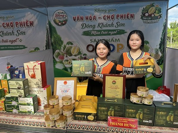 Một gian trưng bày trong đó giới thiệu rất nhiều sản phẩm OCOP tại “Không gian Văn hóa – Chợ phiên Đông Khánh Sơn” tháng 8 năm 2026. Một gian trưng bày trong đó giới thiệu rất nhiều sản phẩm OCOP tại “Không gian Văn hóa – Chợ phiên Đông Khánh Sơn” tháng 8 năm 2026.
