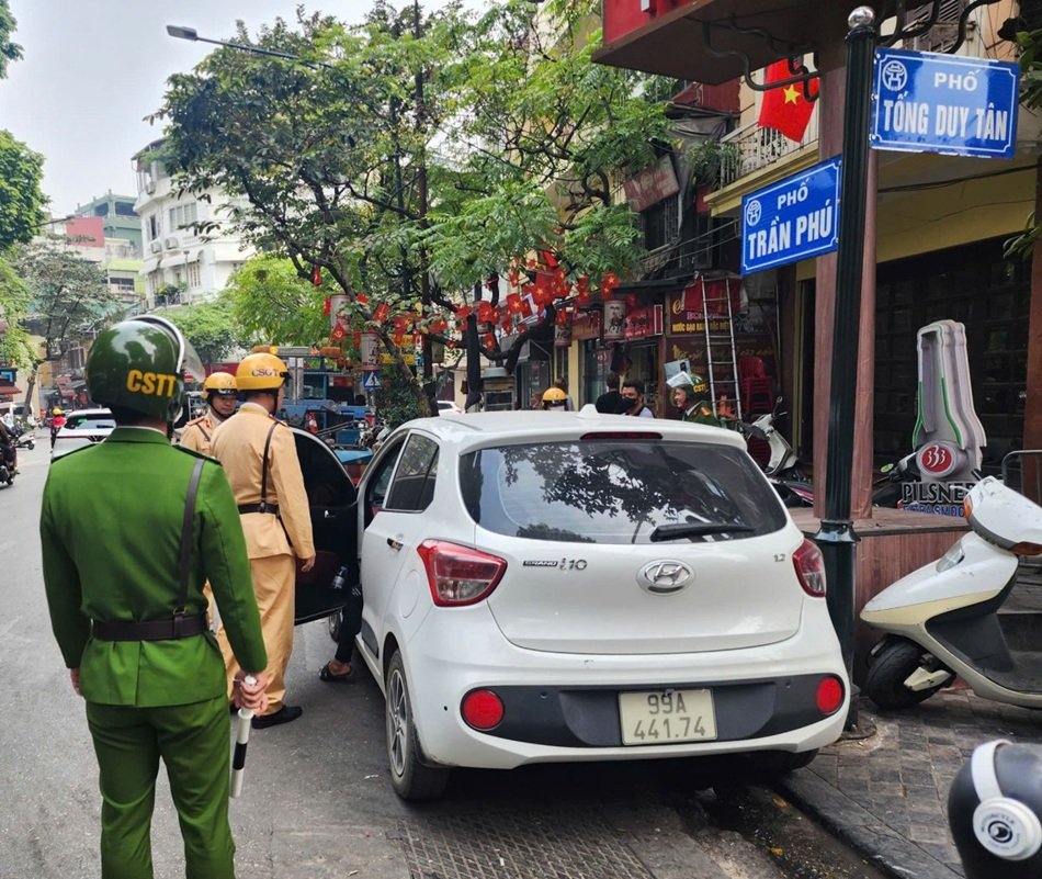 Ô tô biển trắng chở khách thu tiền, phạt 12-14 triệu đồng Ô tô biển trắng chở khách thu tiền, phạt 12-14 triệu đồng