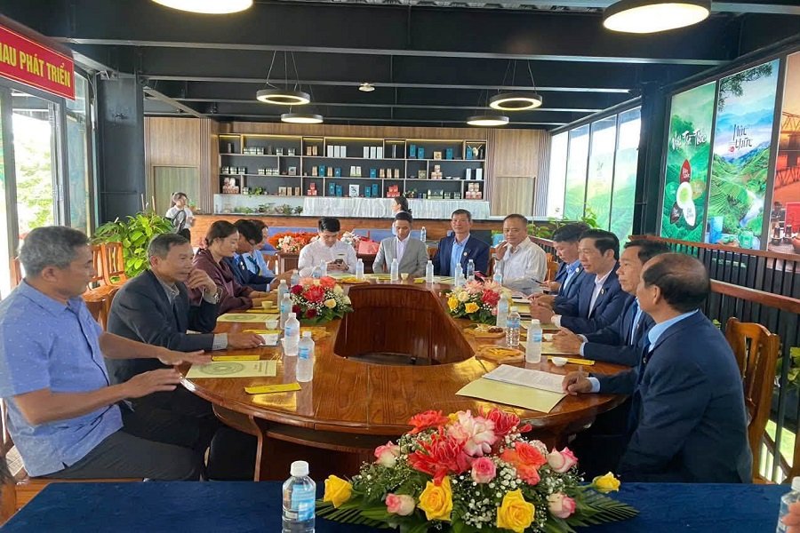 C&aacute;c đại biểu tham dự buổi l&agrave;m việc.