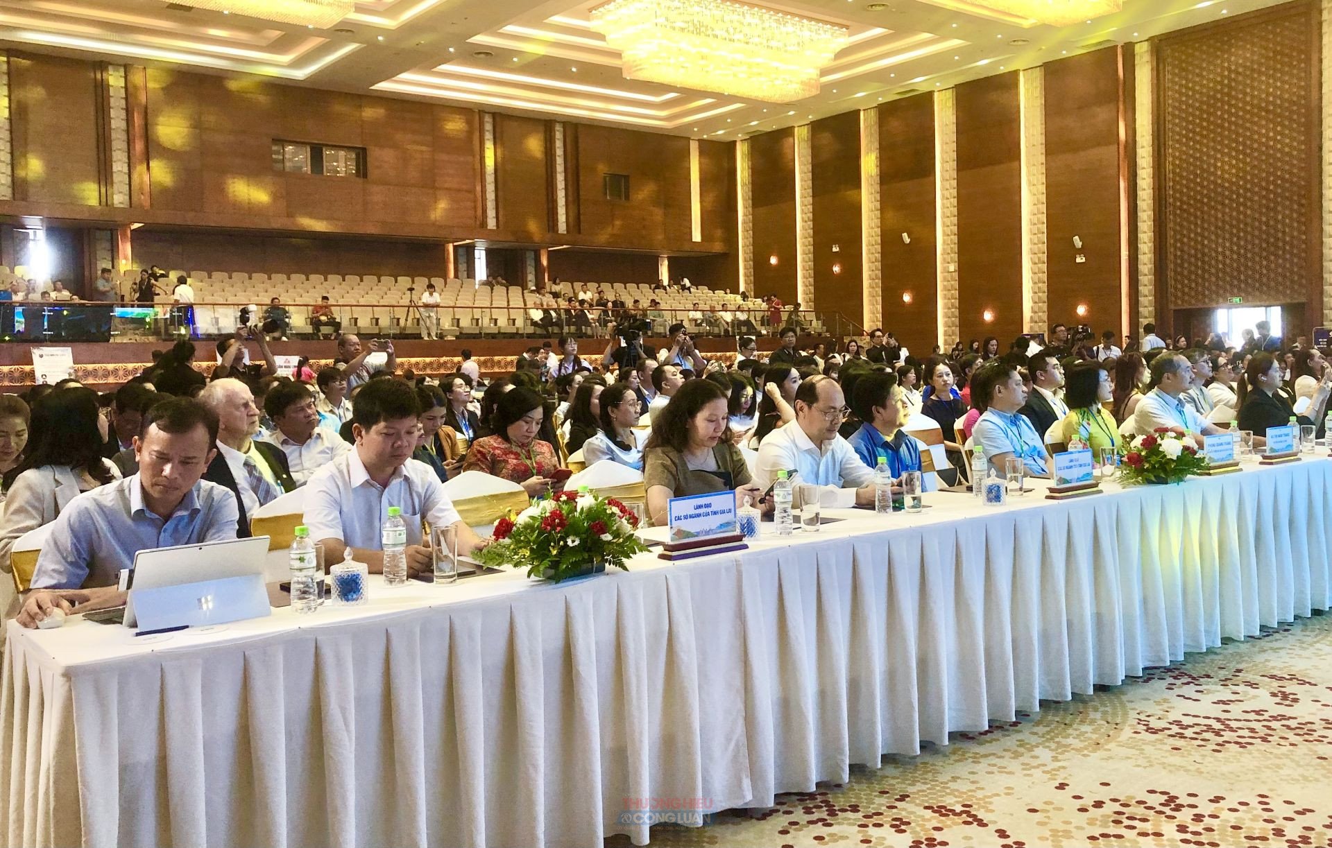Đại biểu l&atilde;nh đạo, quan kh&aacute;ch tham dự Lễ Khai mạc. Ảnh: Viết Hiền