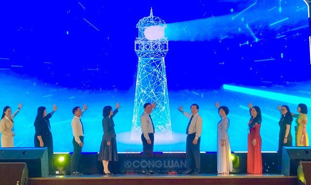 Ban tổ chức v&agrave; đại biểu l&atilde;nh đạo, quan kh&aacute;ch thực hiện nghi thức nhấn n&uacute;t khai mạc Ng&agrave;y Lữ h&agrave;nh Việt Nam 2026. Ảnh: Viết Hiền