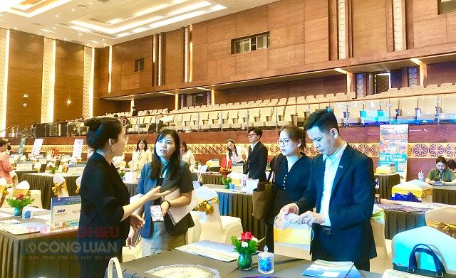 C&aacute;c doanh nghiệp lữ h&agrave;nh quốc tế, trong nước v&agrave; doanh nghiệp cung ứng dịch vụ du lịch gặp gỡ, trao đổi, kết nối, phối hợp, c&ugrave;ng nhau khai th&aacute;c kh&ocirc;ng gian đại ng&agrave;n T&acirc;y Nguy&ecirc;n kết nối với biển xanh Quy Nhơn. Ảnh: VH