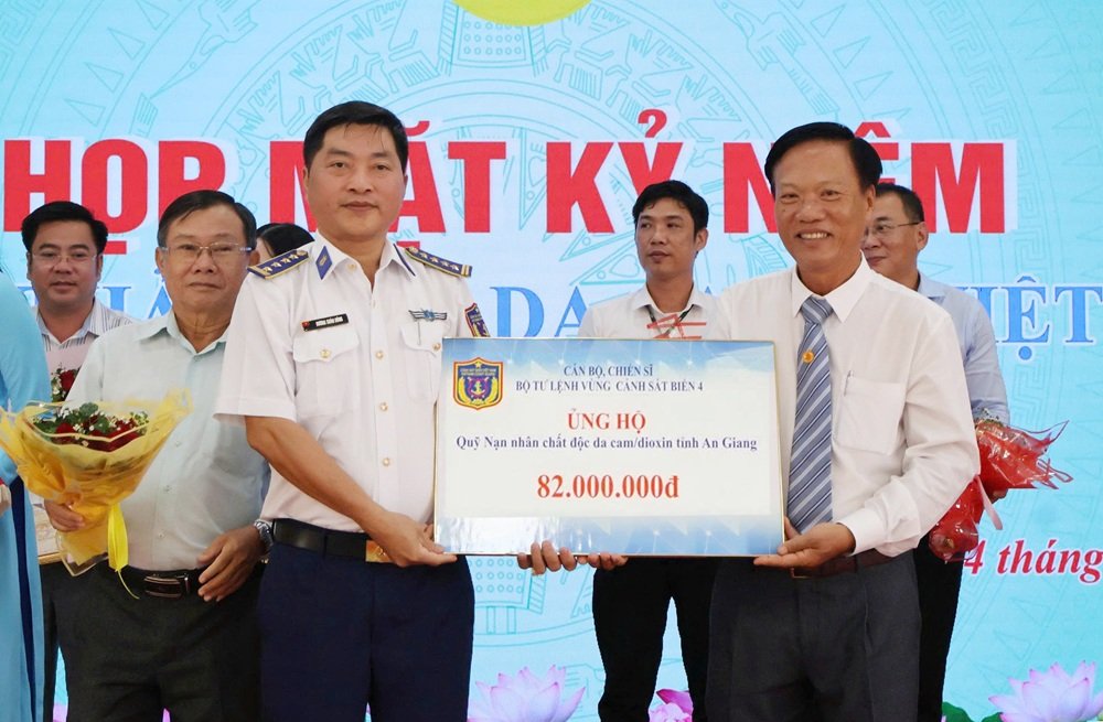 Đại diện Bộ Tư lệnh Vùng Cảnh sát biển 4 trao tặng số tiền 82 triệu đồng ủng hộ Quỹ nạn nhân chất độc da cam/Dioxin tỉnh An Giang. Đại diện Bộ Tư lệnh Vùng Cảnh sát biển 4 trao tặng số tiền 82 triệu đồng ủng hộ Quỹ nạn nhân chất độc da cam/Dioxin tỉnh An Giang.