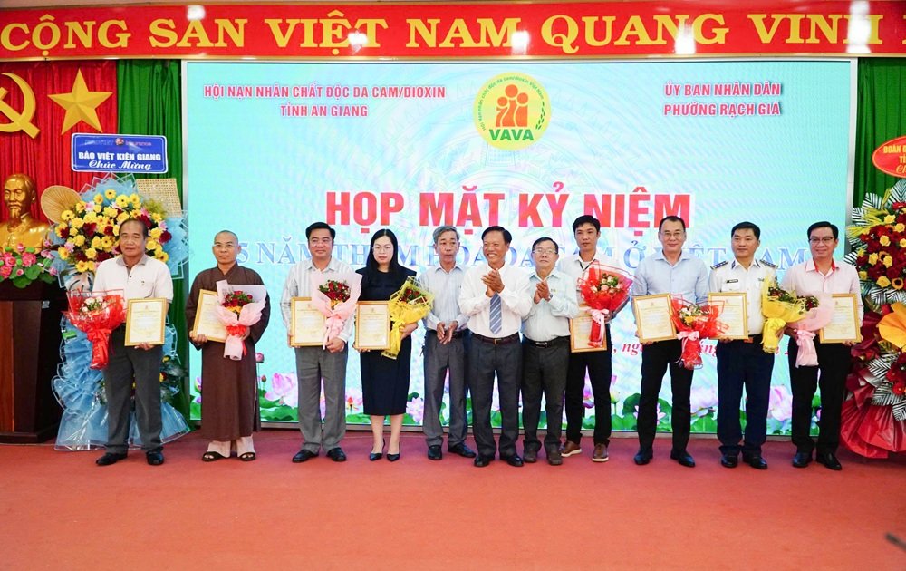 Hội nạn nhân chất độc da cam/Dioxin tỉnh An Giang trao tặng giấy chứng nhận cho các tập thể, cá nhân ủng hộ Quỹ nạn nhân chất độc da cam/dioxin tỉnh An Giang. Hội nạn nhân chất độc da cam/Dioxin tỉnh An Giang trao tặng giấy chứng nhận cho các tập thể, cá nhân ủng hộ Quỹ nạn nhân chất độc da cam/dioxin tỉnh An Giang.