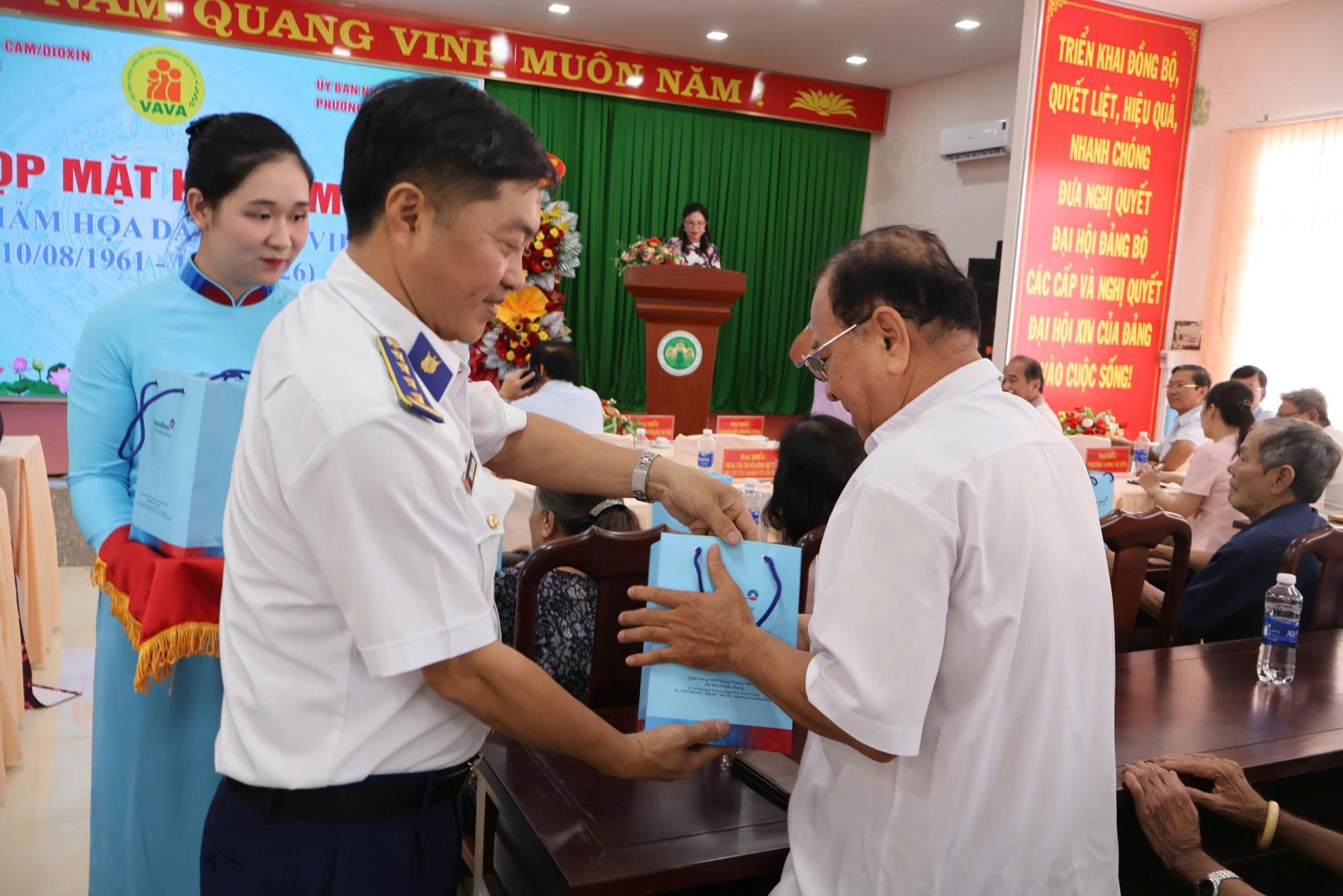 Đại tá Dương Xuân Dũng - Phó Chủ nhiệm Chính trị, Bộ Tư lệnh Vùng Cảnh sát biển 4 trao quà cho các nạn nhân chất độc da cam Đại tá Dương Xuân Dũng - Phó Chủ nhiệm Chính trị, Bộ Tư lệnh Vùng Cảnh sát biển 4 trao quà cho các nạn nhân chất độc da cam