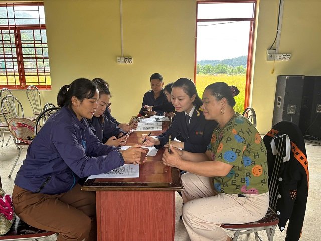 Công chức Thuế tỉnh Cao Bằng tuyên truyền, hướng dẫn cá nhân, hộ kinh doanh kê khai thuế. Ảnh: caobang.gdt.gov.vn Công chức Thuế tỉnh Cao Bằng tuyên truyền, hướng dẫn cá nhân, hộ kinh doanh kê khai thuế. Ảnh: caobang.gdt.gov.vn