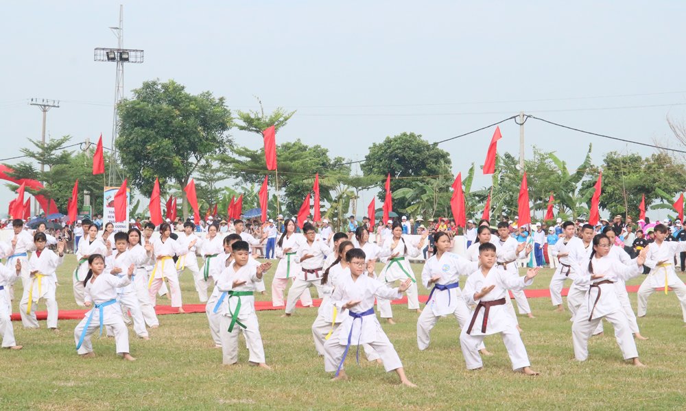 M&agrave;n biểu diễn v&otilde; thuật của học sinh thuộc C&acirc;u lạc bộ v&otilde; thuật x&atilde; L&acirc;m Thao.