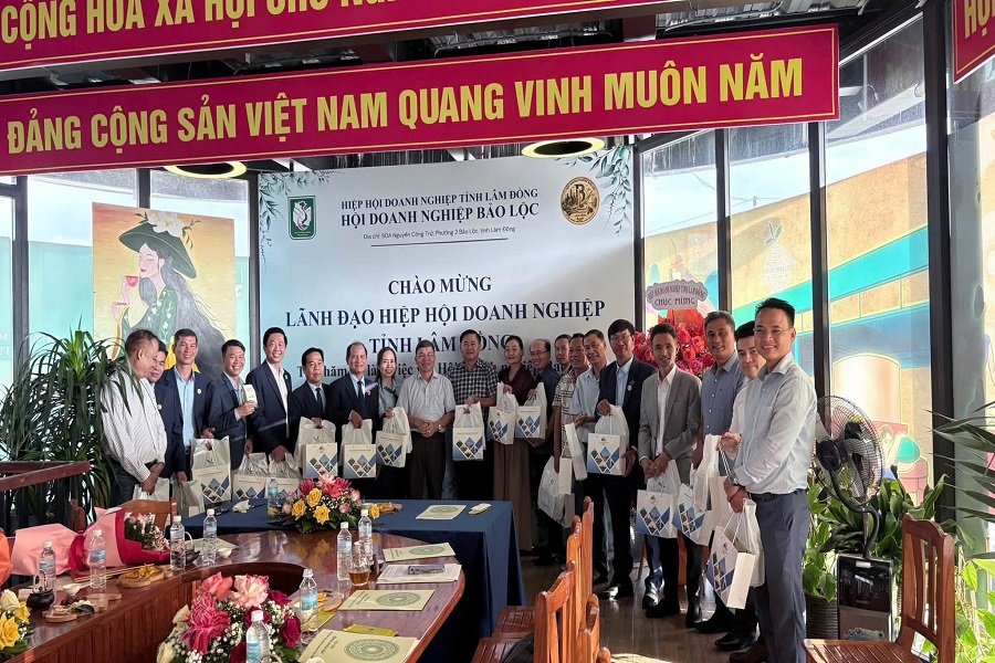 L&atilde;nh đạo Hiệp hội Doanh nghiệp tỉnh L&acirc;m Đồng v&agrave; Hội Doanh nghiệp Bảo Lộc chụp h&igrave;nh lưu niệm.