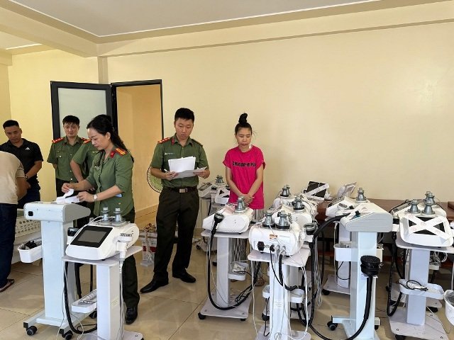 Lực lượng chức năng kh&aacute;m x&eacute;t cơ sở &ldquo;Ph&uacute;c T&acirc;m 8&rdquo;.