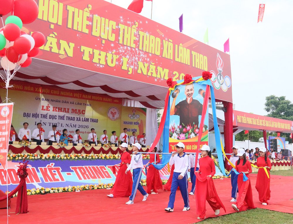 Khối rước ảnh B&aacute;c Hồ diễu h&agrave;nh qua kỳ đ&agrave;i.