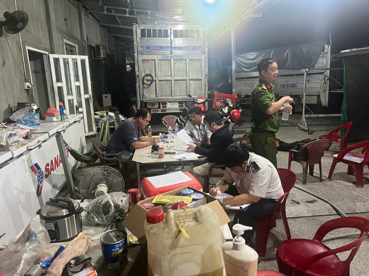 Lực lượng chức năng lập biên bản tại cơ sở giết mổ trái phép. Ảnh: Trần Minh Lực lượng chức năng lập biên bản tại cơ sở giết mổ trái phép. Ảnh: Trần Minh