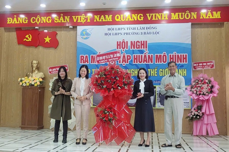 Đồng ch&iacute; Đinh Thị Hạnh- Ph&oacute; Chủ tịch Li&ecirc;n minh Hợp t&aacute;c x&atilde; tỉnh L&acirc;m Đồng tặng hoa ch&uacute;c mừng Hợp t&aacute;c x&atilde; N&ocirc;ng nghiệp Thế Giới Xanh.