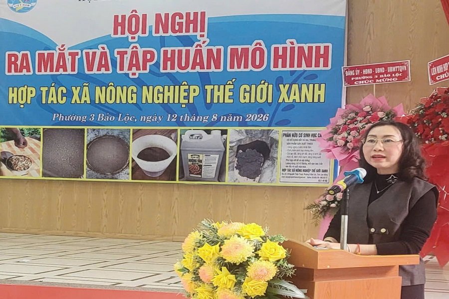B&agrave; Phan Thị Vi V&acirc;n- Ph&oacute; Chủ tịch Hội Li&ecirc;n hiệp Phụ nữ tỉnh L&acirc;m Đồng ph&aacute;t biểu chỉ đạo tại Lễ ra mắt Hợp t&aacute;c x&atilde;  N&ocirc;ng nghiệp Thế Giới Xanh.