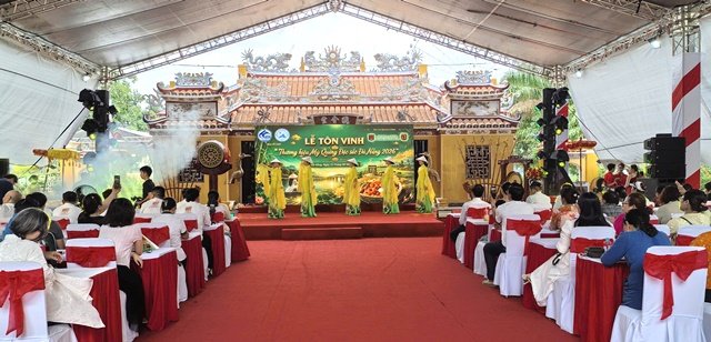 Quang cảnh Lễ hội. Quang cảnh Lễ hội.