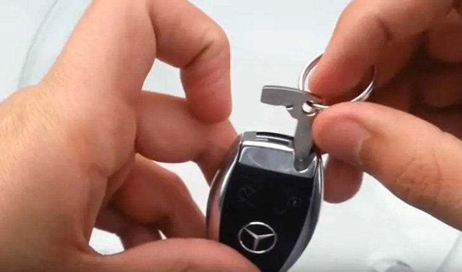 Khi pin remote yếu hoặc hết, nhiều mẫu xe vẫn cho phép mở cửa bằng chìa cơ và khởi động bằng cách đưa chìa khóa điện tử đến vị trí nhận diện dự phòng. Cách thực hiện phụ thuộc từng mẫu xe. Khi pin remote yếu hoặc hết, nhiều mẫu xe vẫn cho phép mở cửa bằng chìa cơ và khởi động bằng cách đưa chìa khóa điện tử đến vị trí nhận diện dự phòng. Cách thực hiện phụ thuộc từng mẫu xe.