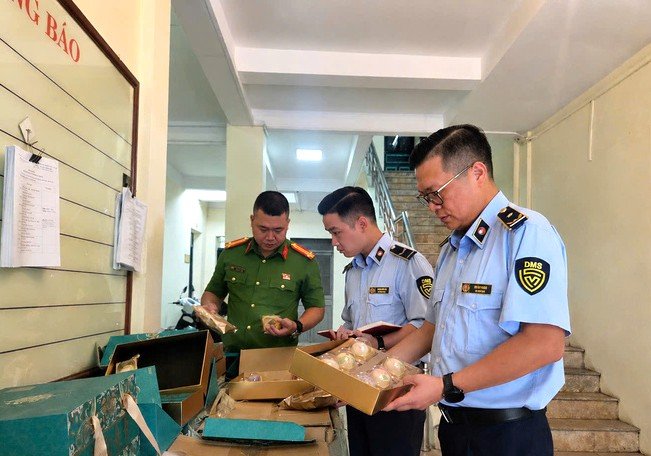 Lực lượng chức năng kiểm tra lô hàng hóa vi phạm Lực lượng chức năng kiểm tra lô hàng hóa vi phạm