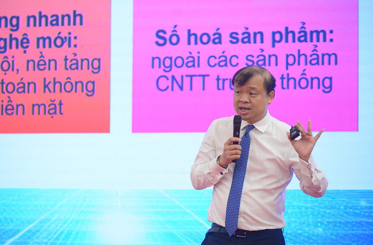 Ông Nguyễn Hoa Cương, Phó Viện trưởng Viện Nghiên cứu Chính sách và Chiến lược (Ban Chính sách, Chiến lược Trung ương) chia sẻ tại Diễn đàn. Ông Nguyễn Hoa Cương, Phó Viện trưởng Viện Nghiên cứu Chính sách và Chiến lược (Ban Chính sách, Chiến lược Trung ương) chia sẻ tại Diễn đàn.