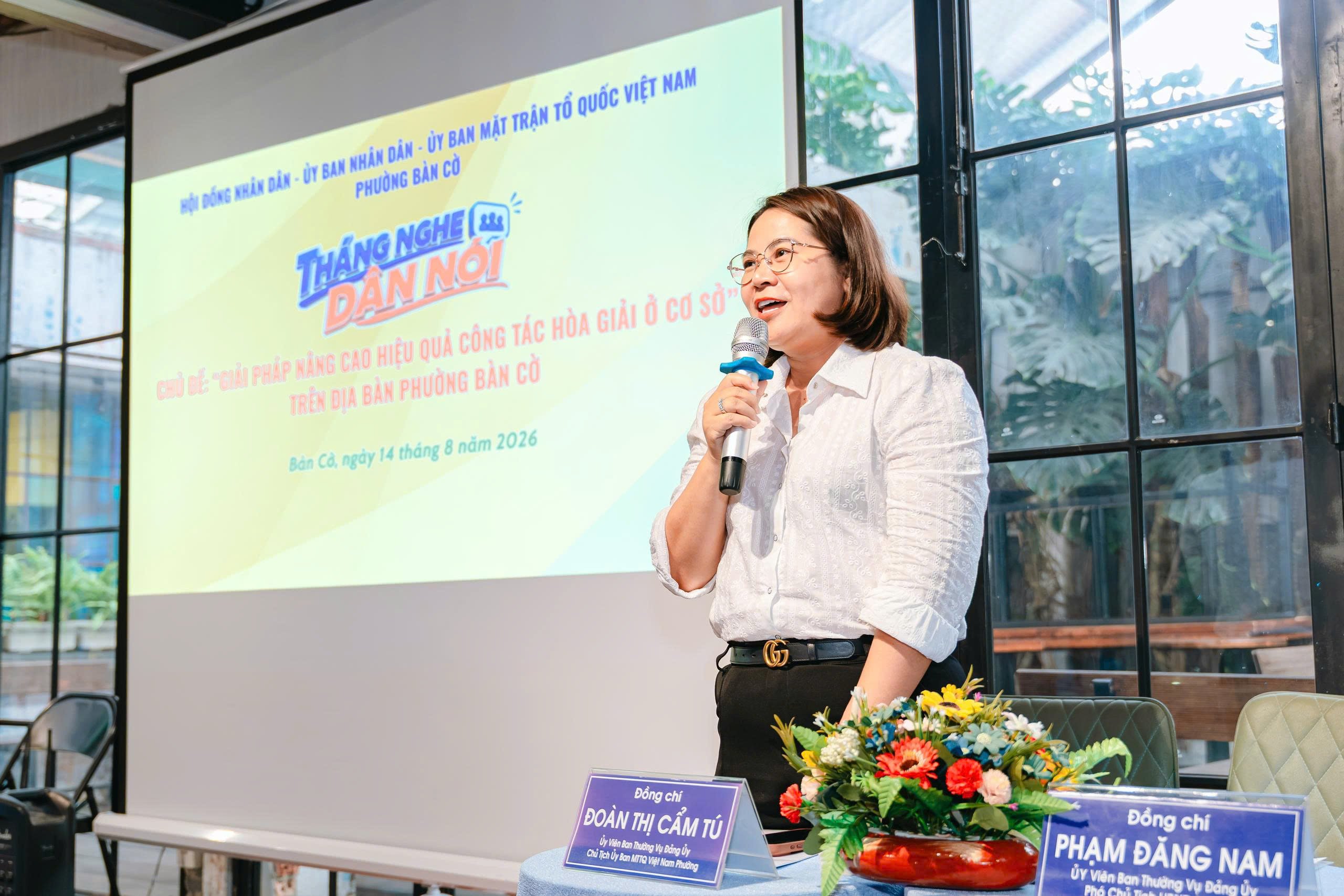 Bà Đoàn Thị Cẩm Tú, Chủ tịch Ủy ban MTTQ Việt Nam phường Bàn Cờ, TP.HCM, lắng nghe các ý kiến trao đổi về công tác hòa giải. Bà Đoàn Thị Cẩm Tú, Chủ tịch Ủy ban MTTQ Việt Nam phường Bàn Cờ, TP.HCM, lắng nghe các ý kiến trao đổi về công tác hòa giải.