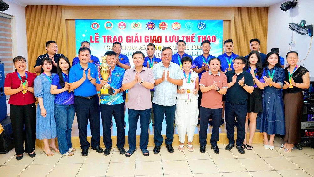 Ban tổ chức trao giải cho c&aacute;c đội thi