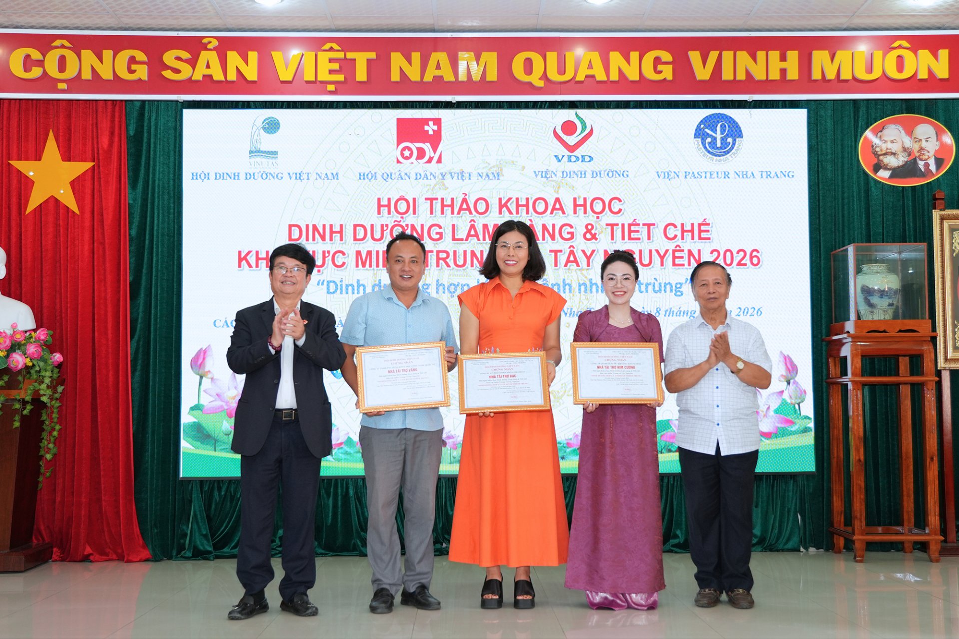 Ban tổ chức trao thư cảm ơn các đơn vị đồng hành cùng chương trình. Ban tổ chức trao thư cảm ơn các đơn vị đồng hành cùng chương trình.