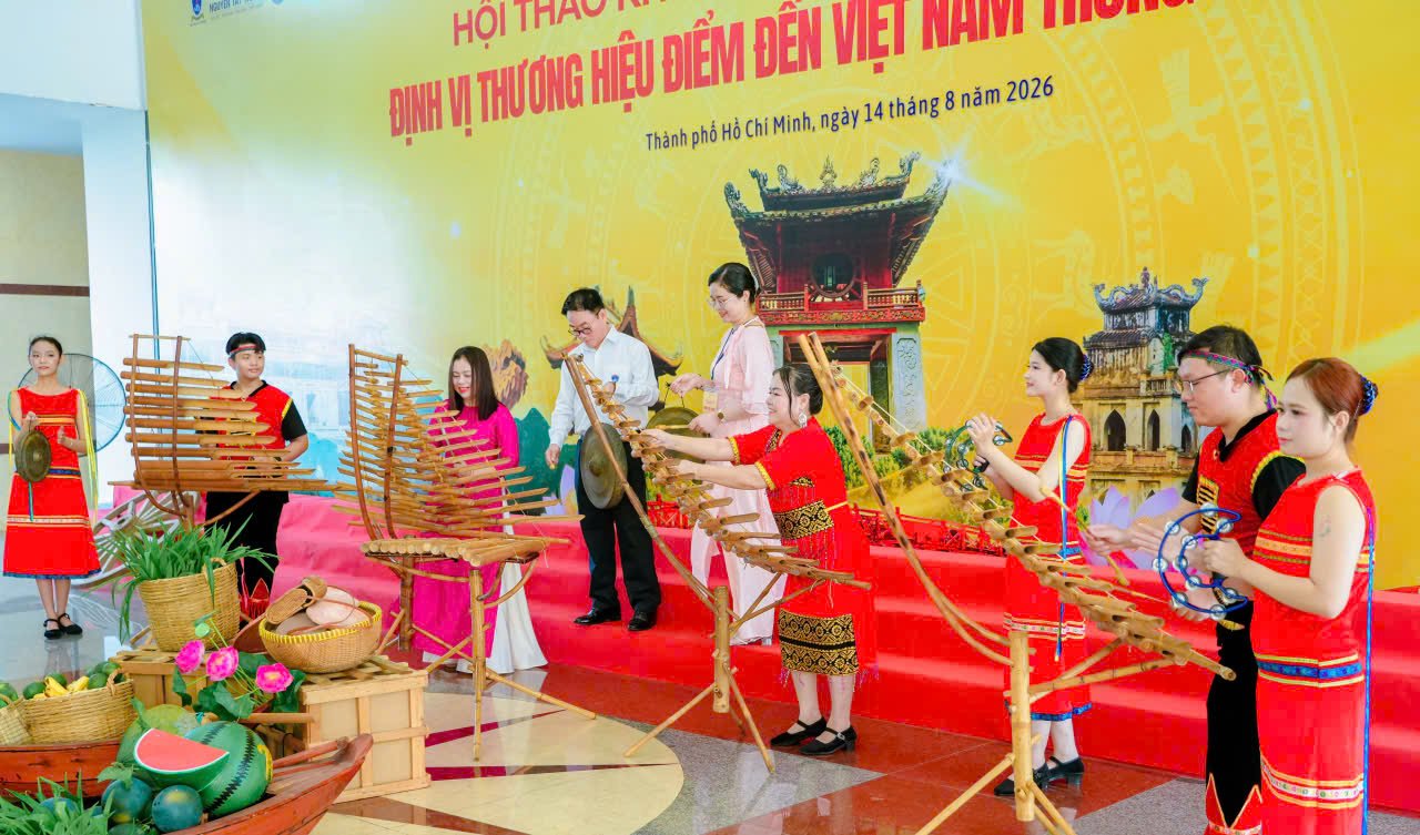 Các đại biểu và quý quan khách hào hứng với âm nhạc truyền thống. Các đại biểu và quý quan khách hào hứng với âm nhạc truyền thống.